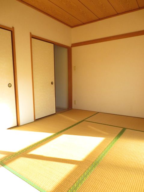 Living and room. Day is also good welcoming family gatherings Japanese-style room.