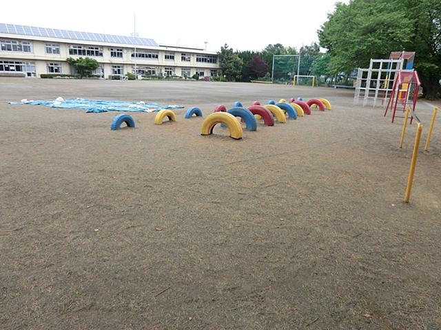 Primary school. Kodaira stand Xiaoping 1032m to the second elementary school