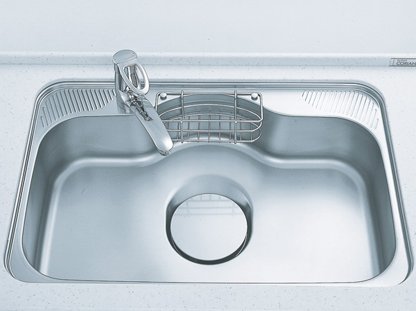 Kitchen.  [Wide sink] Adopt a frying pan or sink of large good wide size of whole washable ease of use, such as wok of. The pocket small parts can be stored.