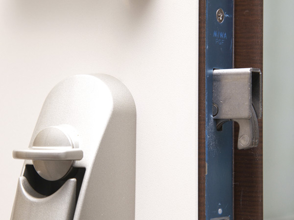 Security.  [Sickle lock dead bolt] Bar pry also incorrect tablets that are difficult to dead bolt adopted caught in the sickle type of projection, such as. (Same specifications)