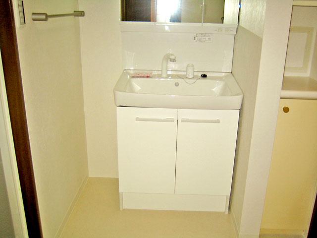 Wash basin, toilet. Wash basin