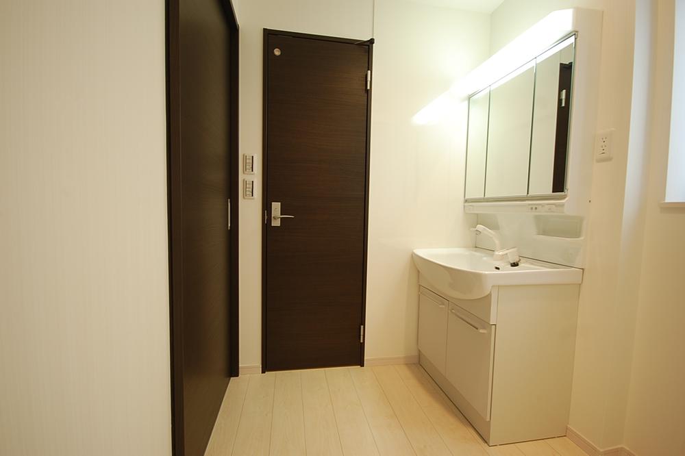 Wash basin, toilet. bathroom