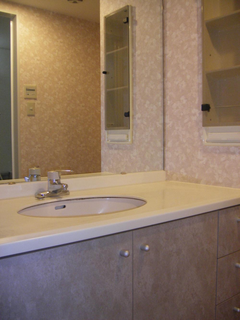 Wash basin, toilet. Room (August 2013) Shooting