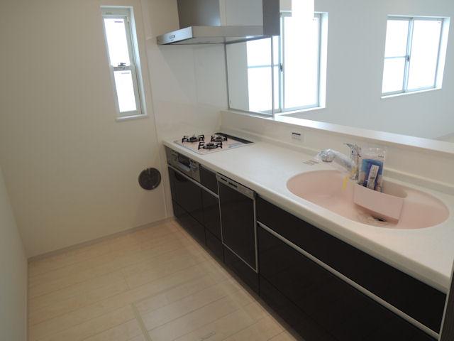 Kitchen. Is a face-to-face kitchen dishwasher equipped.