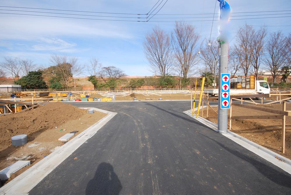 Local photos, including front road. Local shooting