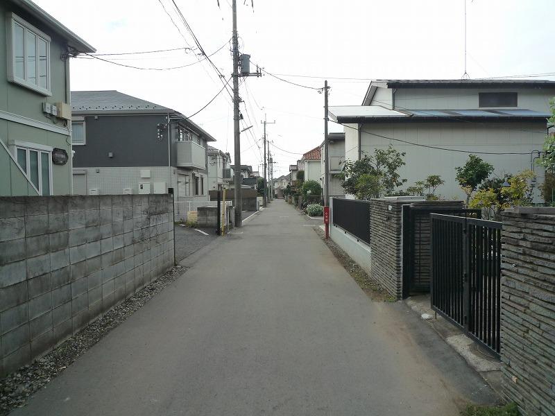 Local photos, including front road. Location