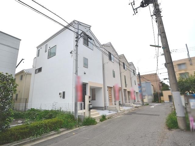 Local photos, including front road. Contact road situation