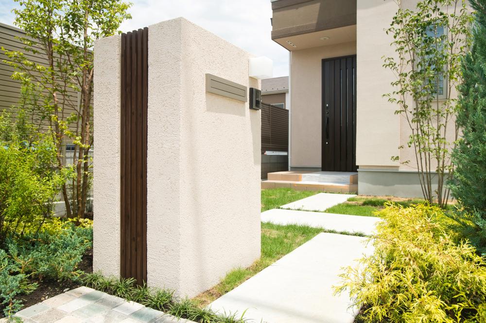 Garden. The entrance approach crank of as a device for switching on and off has been designed. ( ※ Except for the site extension compartment)