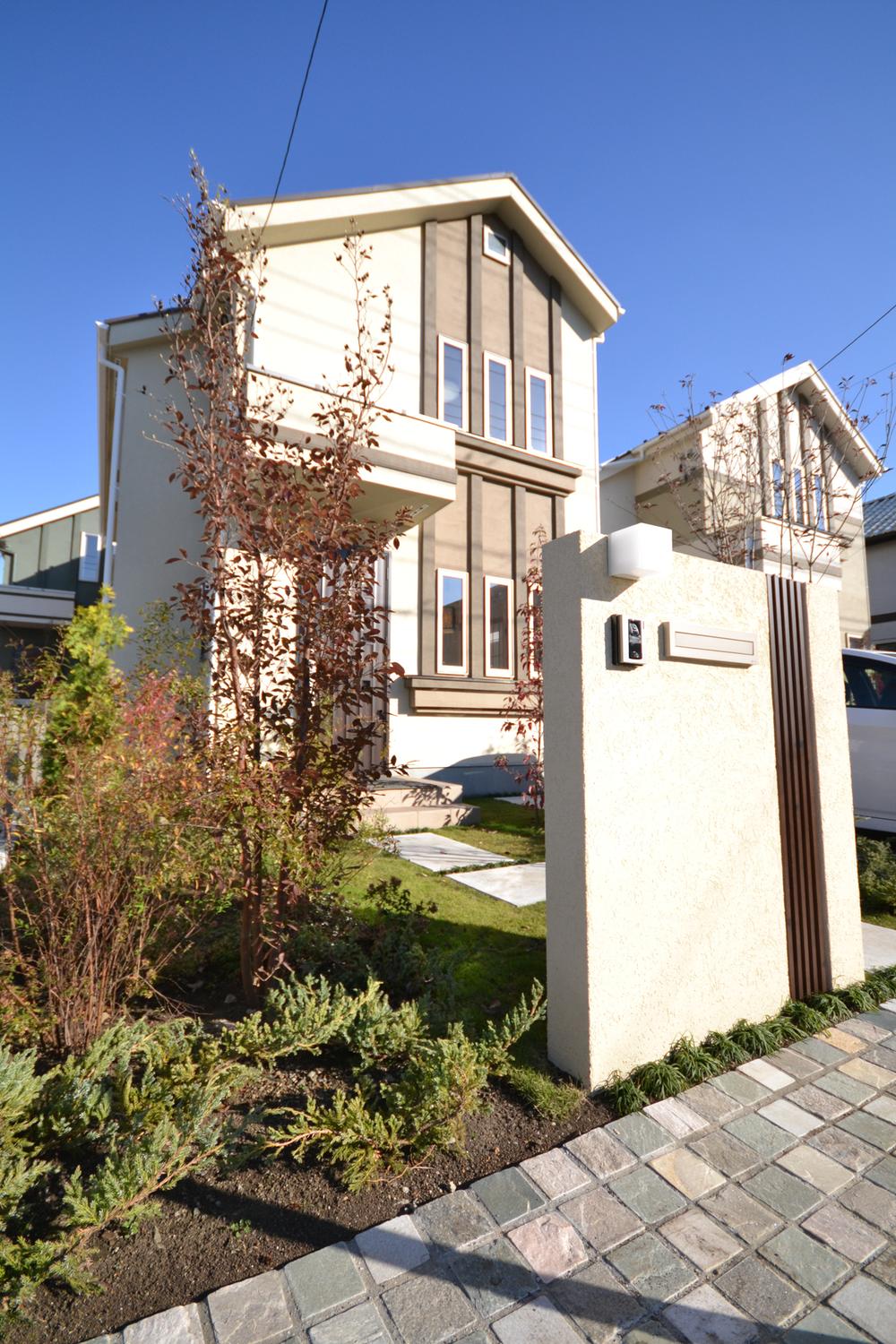 Local appearance photo. Property of the theme from "people, Nice little house. ". Choice academic quaint location convenient as the living ease in basic, In such as building appearance has also been consideration to the scenic beauty of the area.