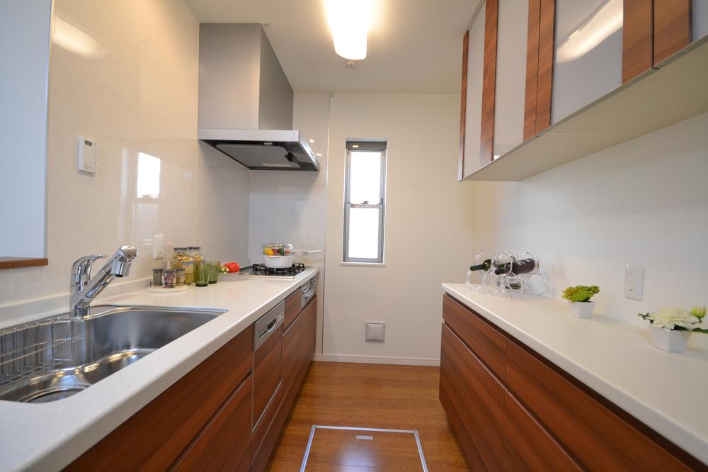 Kitchen. Face-to-face kitchen full open with no cupboard hanging on the front. Artificial marble countertops with a clean. Dishwasher ・ Such as a built-in water filter is standard equipment