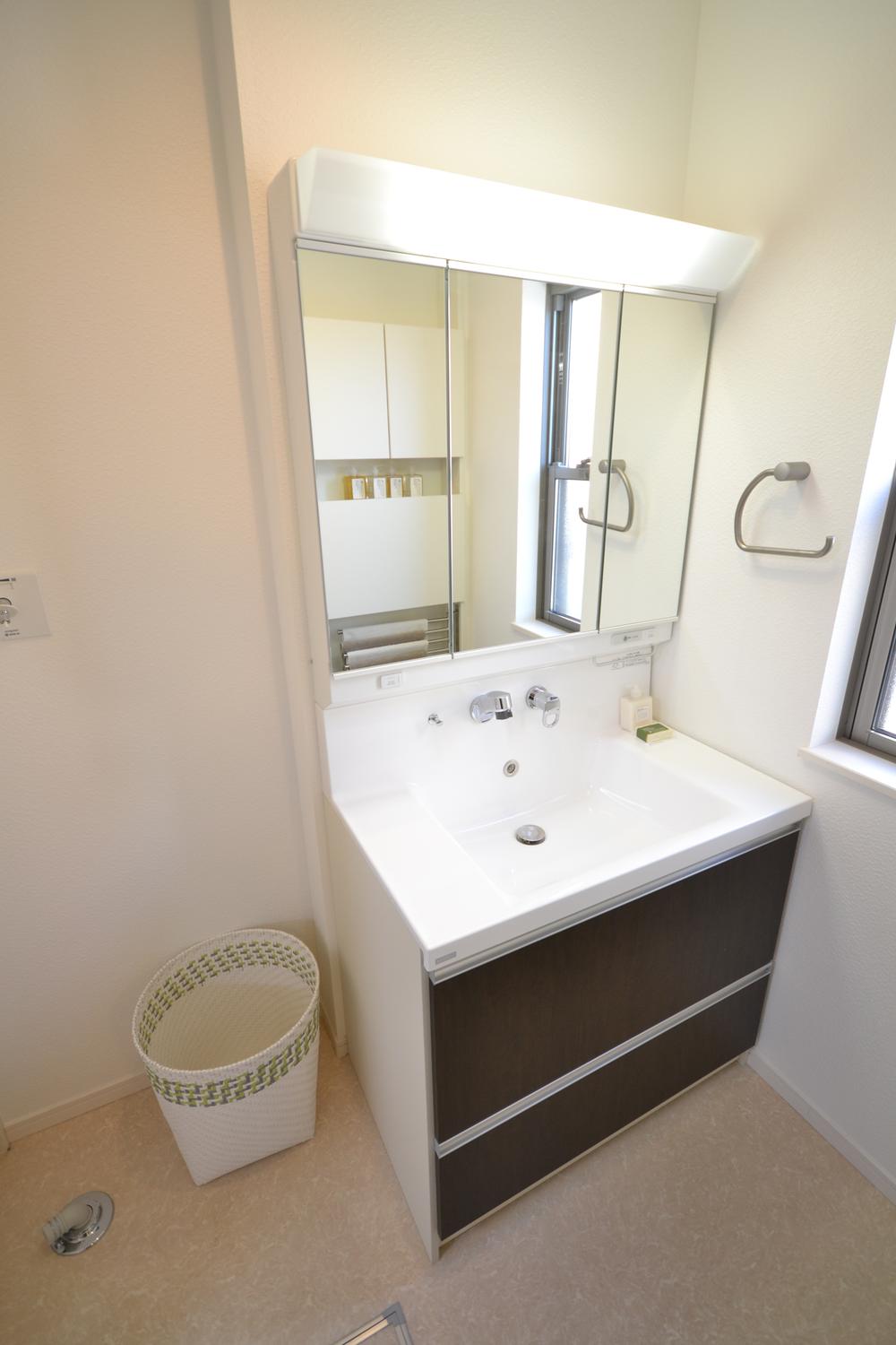 Wash basin, toilet. About 15cm is a wash basin of a large wide-type than the normal ones. (Powder room of the H Building)