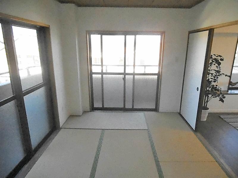 Non-living room. Window a lot of living next to a Japanese-style room