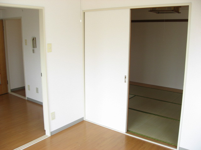 Other room space. Western-style room and Japanese-style can be back and forth!