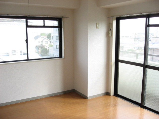 Living and room. DK to continue is bright Western-style!