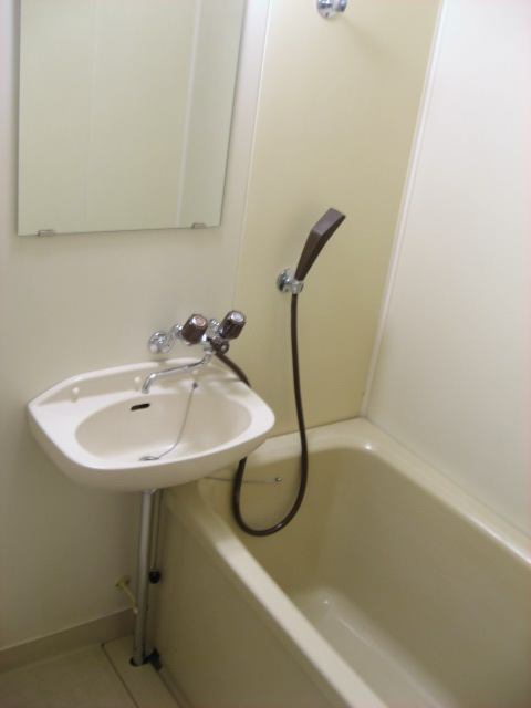 Bath. Bath time to settle in compact!