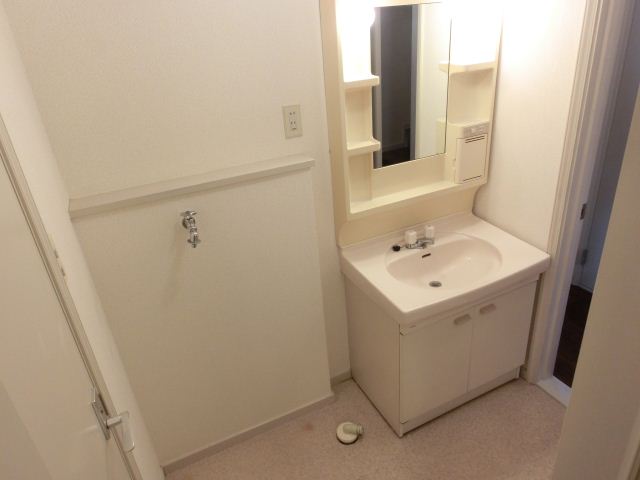 Washroom. ☆ Independent wash basin ☆ Indoor Laundry Storage ☆