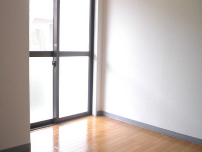 Other room space. Sunny