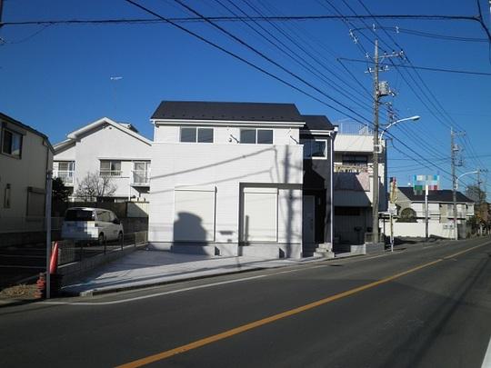 Local photos, including front road. Frontal road