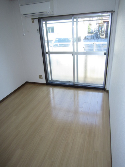 Living and room. Spacious visible in bright shades of flooring ☆