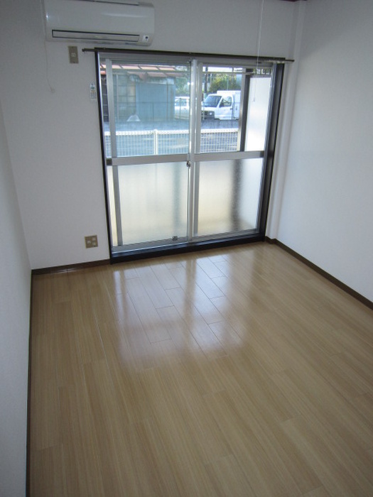 Living and room. Facing south in a bright room!