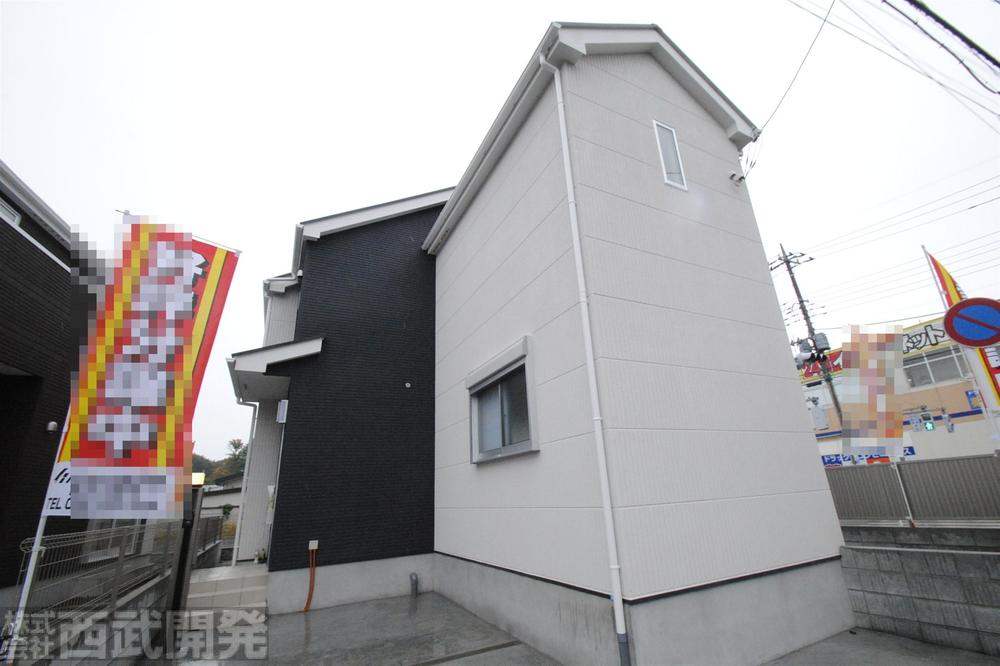 Local photos, including front road. Local (11 May 2013) Shooting Building 2