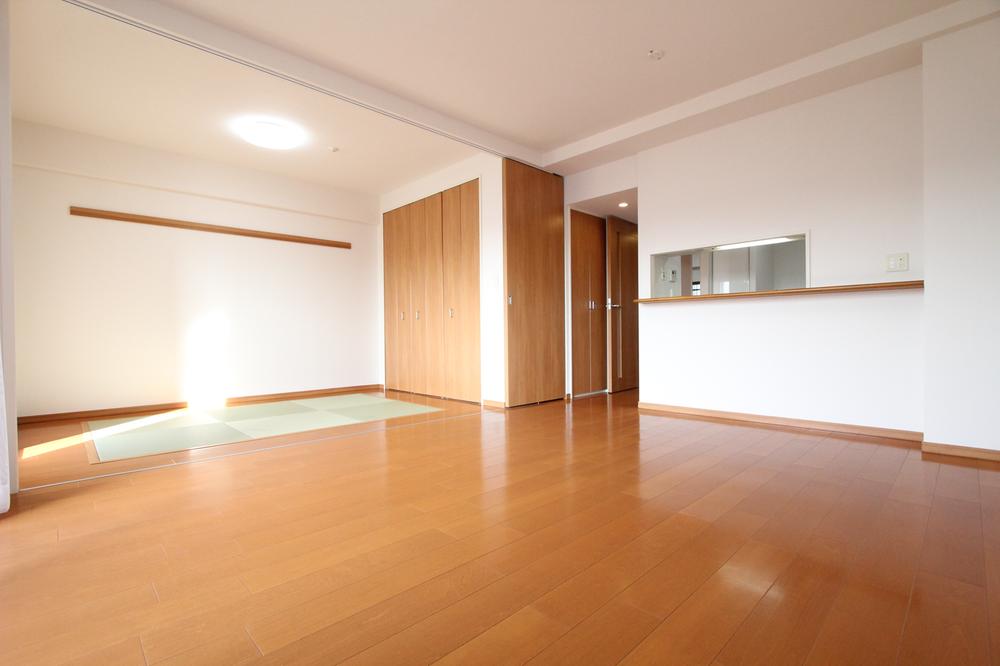 Living. In the spacious living room, Coming season happy with under-floor heating