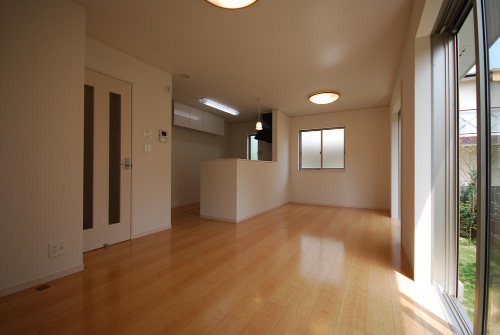 Same specifications photos (living). Seller construction cases