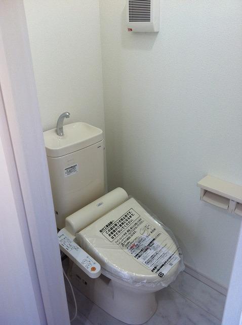 Toilet. Indoor (12 May 2013) Shooting