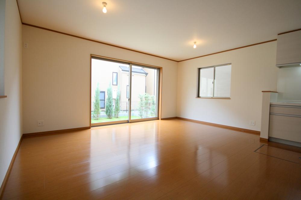 Same specifications photos (living). Seller construction cases