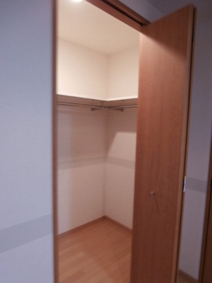 Receipt. ☆ Spacious walk-in closet ☆