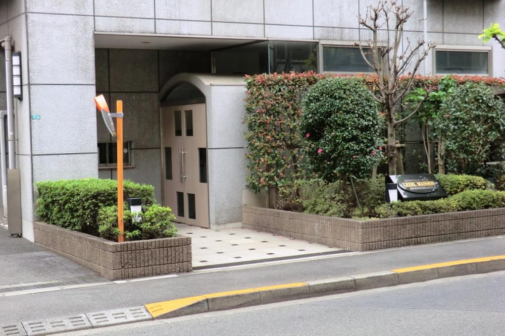 Entrance. Common areas