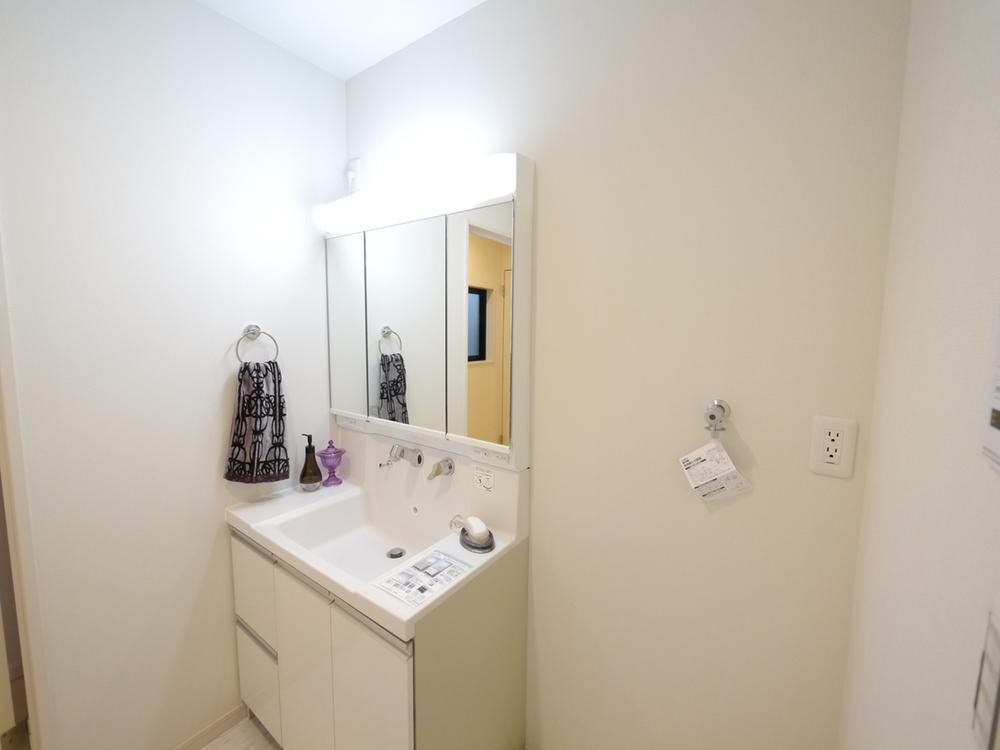 Wash basin, toilet. Indoor (11 May 2013) Shooting