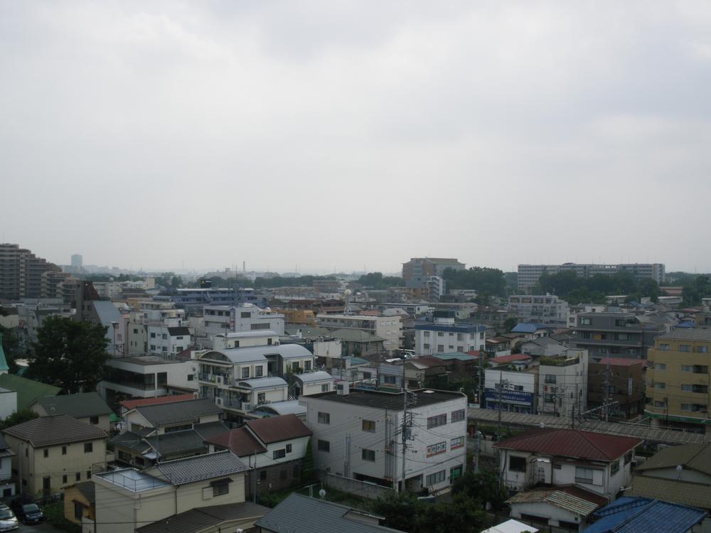 View photos from the dwelling unit. ● The views of the view that opened without the entire building from the south-facing balcony.