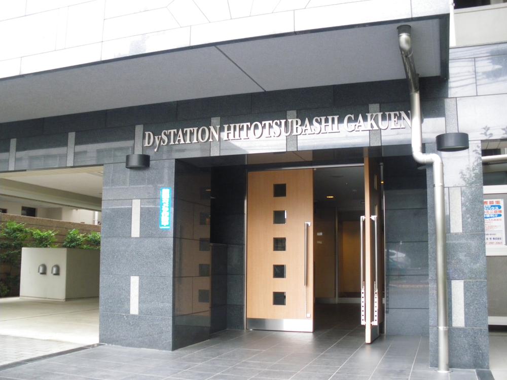 Entrance. ● bright entrance was guarded by auto-lock system.