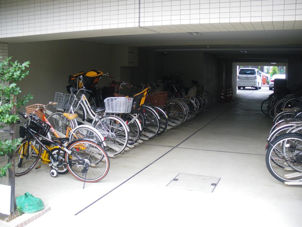 Other common areas. ● on-site bicycle parking lot 100% complete, Pets will get along could live (with animal feeding bylaws).