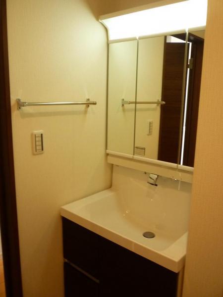 Wash basin, toilet. 2013 September shooting