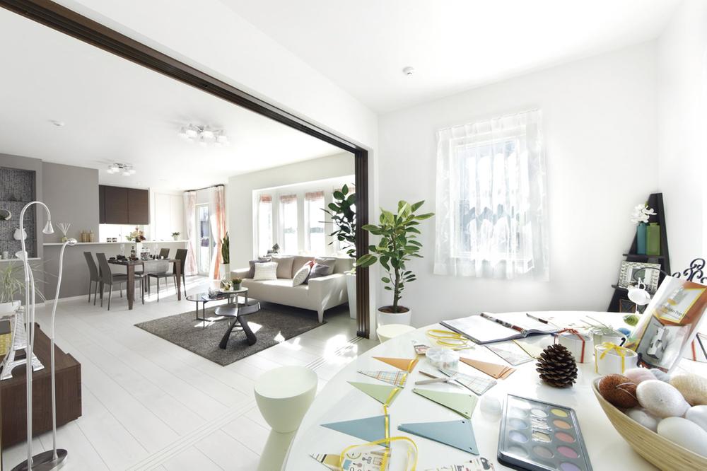 Living. White was the keynote room, Full of bright and clean feeling. From the living room to the large space of about 22 tatami mats if open the DEN lead to flat. Can also be used as a guest room or study (sale Models House)