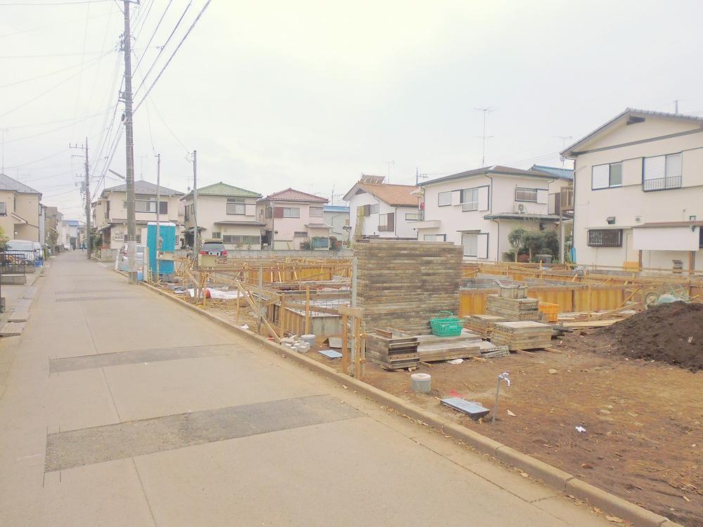 Local photos, including front road. Location