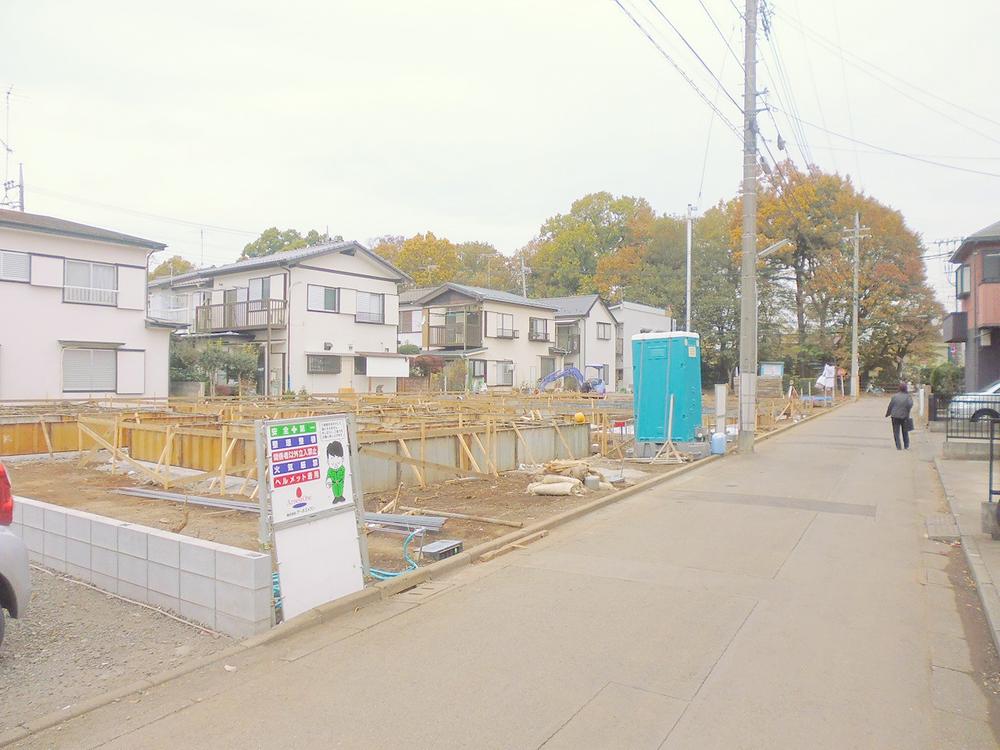 Local photos, including front road. Location