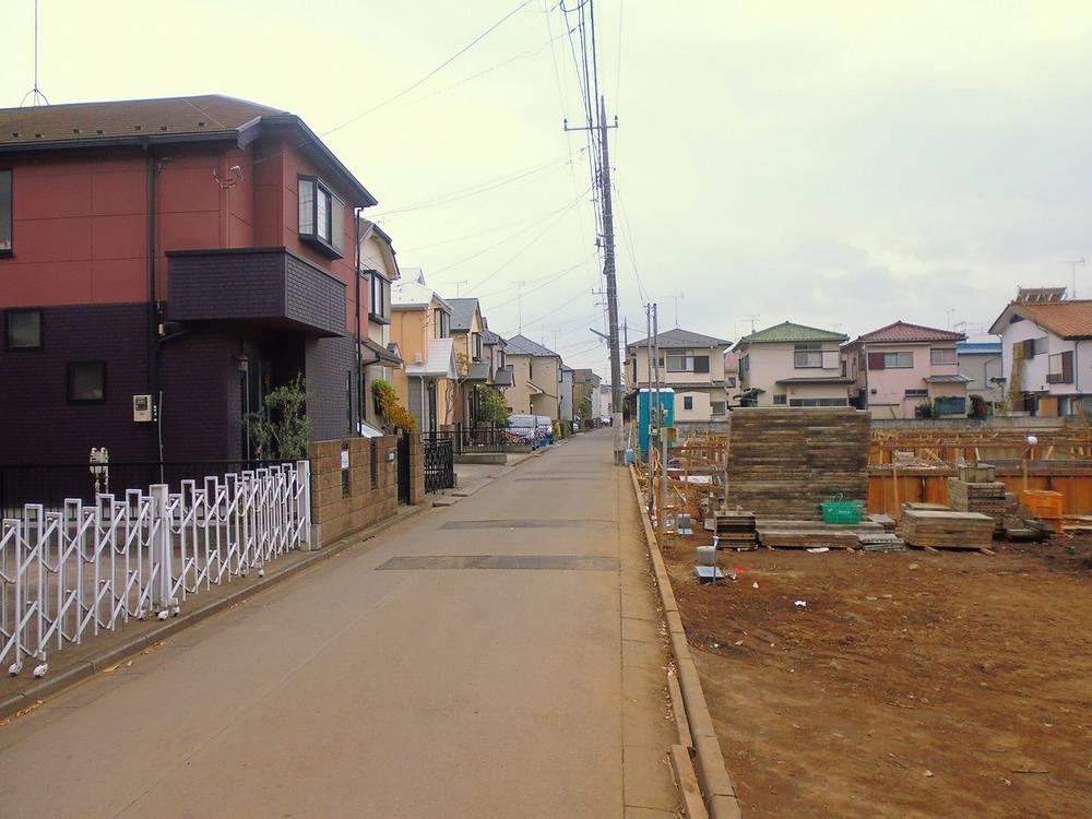 Local photos, including front road. Location