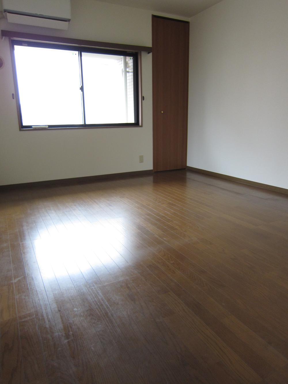 Living. Local (10 May 2013) Shooting