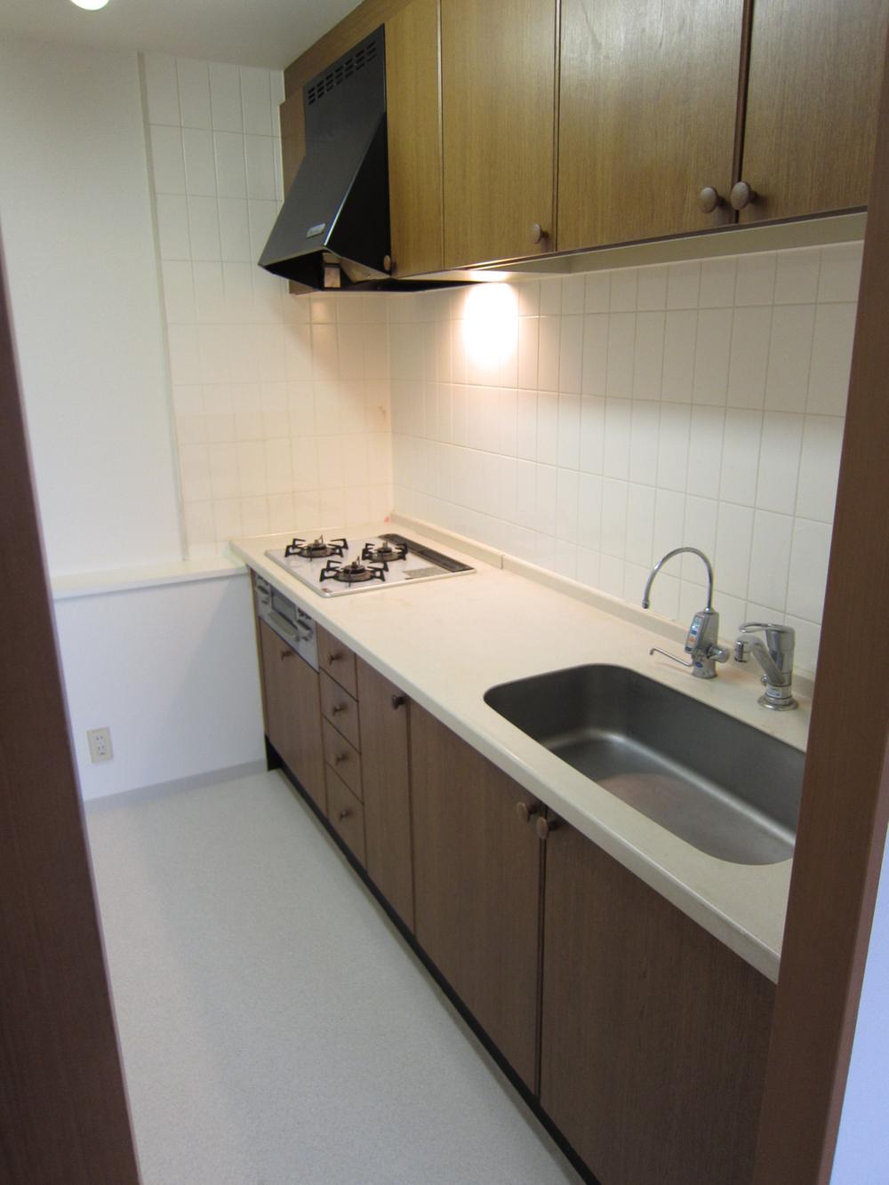 Kitchen. Local (10 May 2013) Shooting