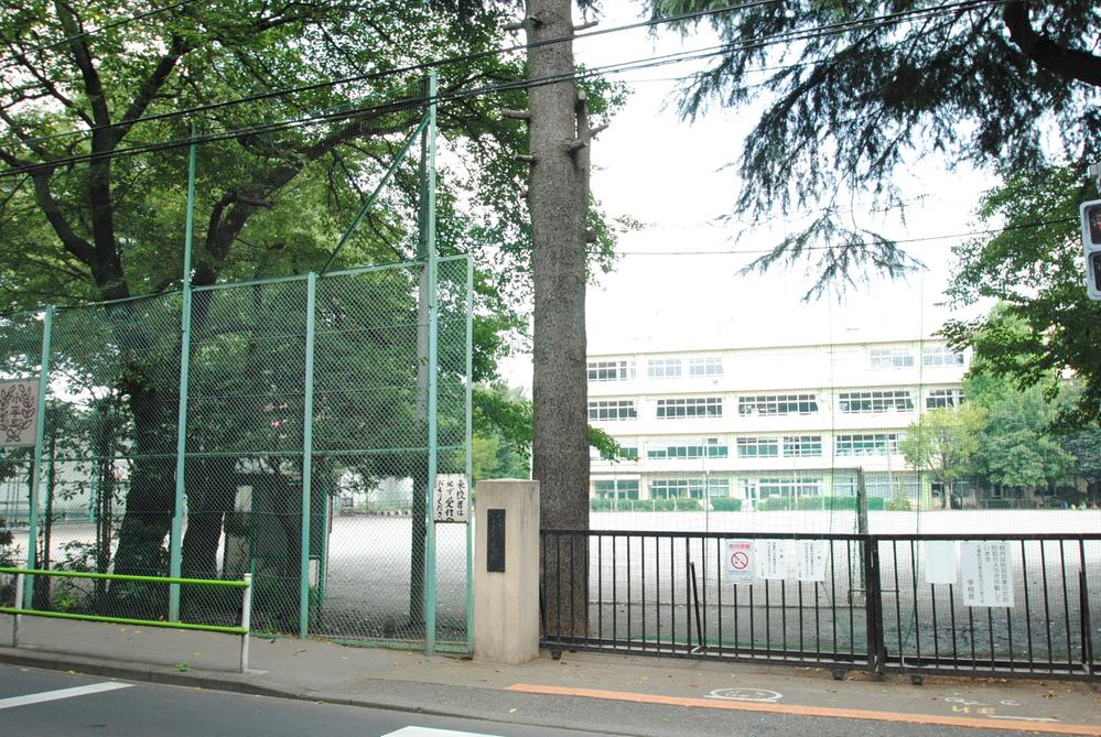 Primary school. Kodaira stand Xiaoping 560m to the third elementary school