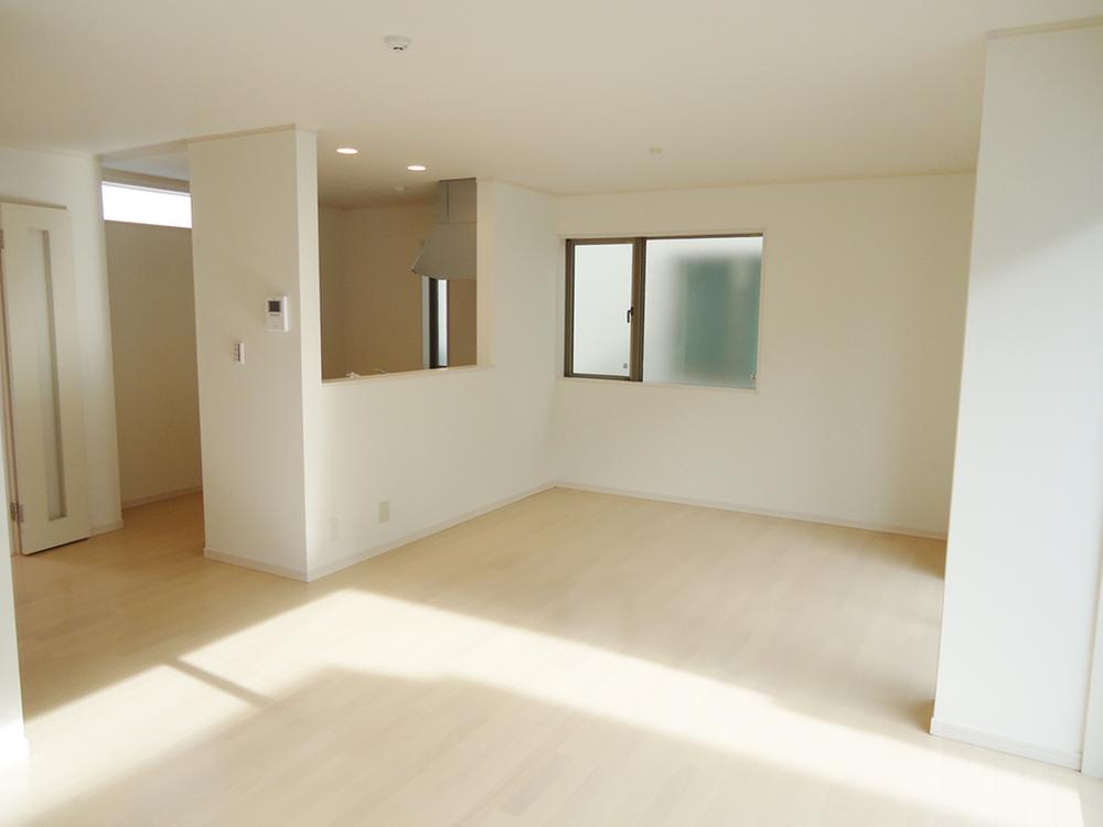 Same specifications photos (living). Seller construction cases