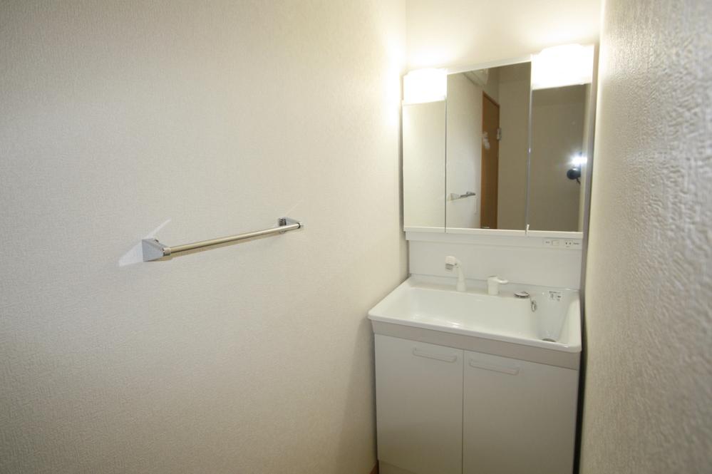 Wash basin, toilet. Local (10 May 2013) Shooting