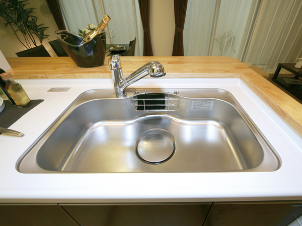 Kitchen.  [Wide sink with pocket] Ya cleanup of large cookware, Wide sink a lot of material washing can be a breeze. Convenient pocket is attached to organize small items.