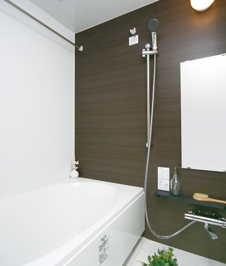 Bathing-wash room.  [bathroom] Clean and comfortable relaxation space. Oval tub wrap gently body with a soft line, In a round shape, such as flowing, Comfortable relaxation space to comfortably spend with your family. It is clean and easy to keep a daily clean.