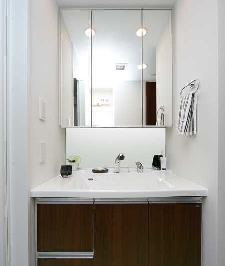 Bathing-wash room.  [Bathroom vanity] Convenient three-sided mirror to fit mirror, To care easy to square type wash basin, Abundant storage. Specification is friendly at any time comfortably use family.
