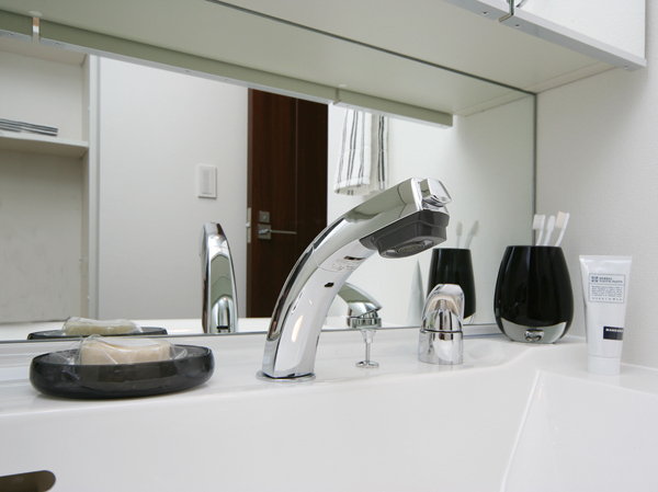 Bathing-wash room.  [Moveable type shower faucet] It is a movable type hose faucet part is extended. You can also one-touch switching of the water discharge.