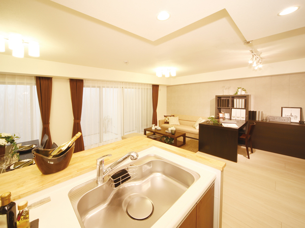 Room and equipment. Living for your stay a time of loose and comfortable family gatherings ・ dining room.  ※ Indoor photo of the web is those obtained by photographing the model room E-type (second floor assumption) (March 2013 shooting), furniture ・ option ・ Such as the furniture is not included in the sale price.
